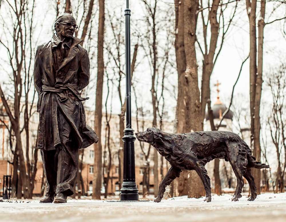 Автор памятников 13. Памятник Троепольскому в Воронеже. Памятник Гавриилу Троепольскому. Троепольский памятник в Воронеже.